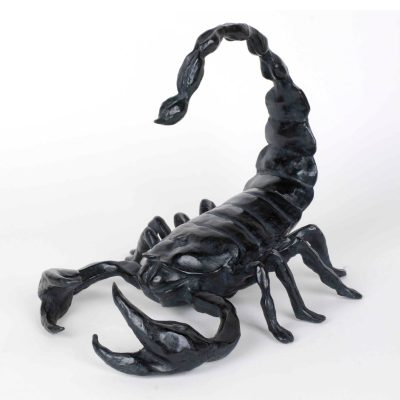 « Black » Scorpion bronze patine noire Pompon